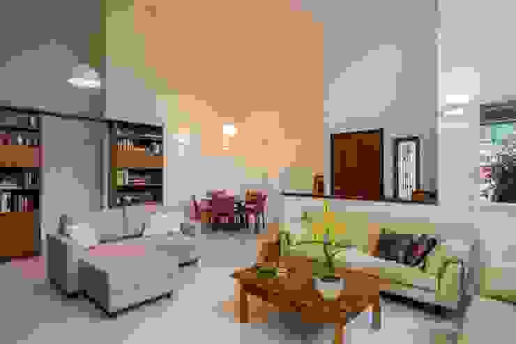 Moderne Wohnzimmer von okna arquitetura Modern Holz Holznachbildung