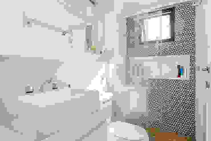 Moderne Badezimmer von okna arquitetura Modern Fliesen