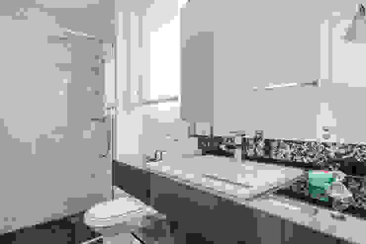 Moderne Badezimmer von okna arquitetura Modern Fliesen