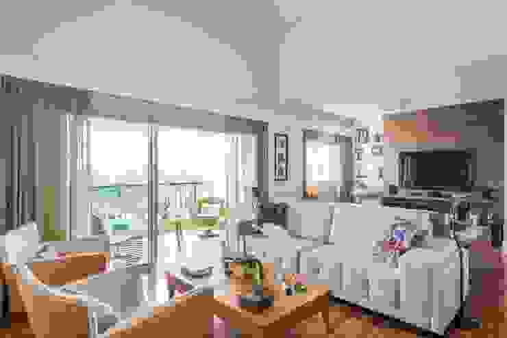 Moderne Wohnzimmer von okna arquitetura Modern Holz Holznachbildung