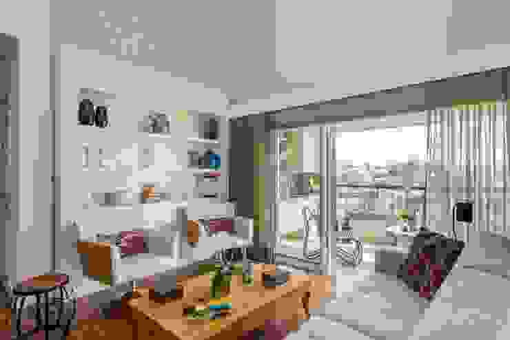 Moderne Wohnzimmer von okna arquitetura Modern Holz Holznachbildung