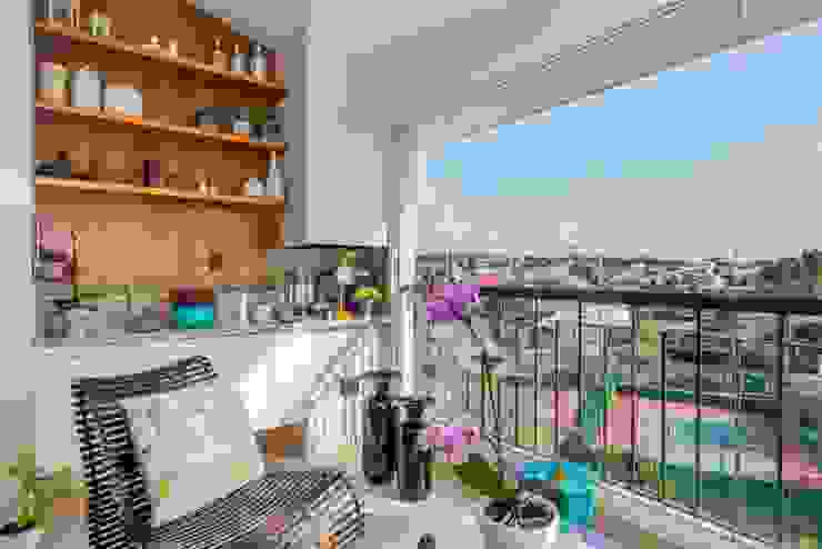 Moderner Balkon, Veranda & Terrasse von okna arquitetura Modern Holz Holznachbildung