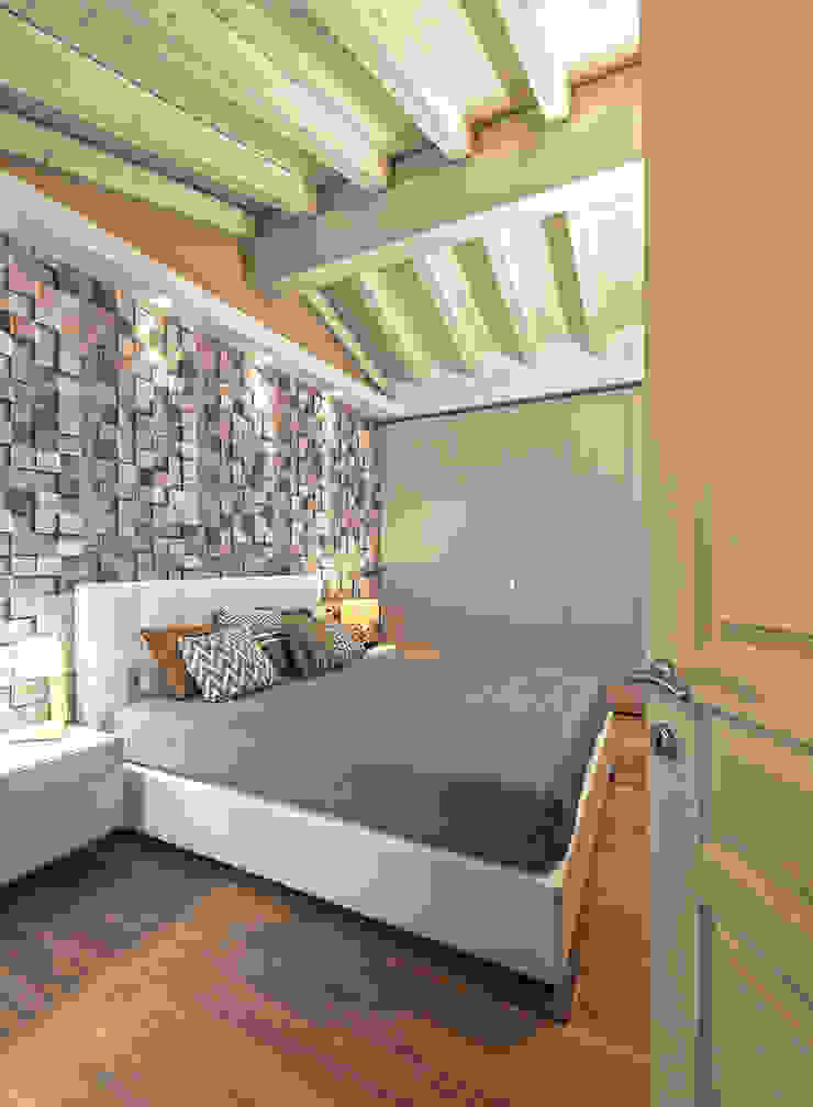 COLORI CHE SCALDANO IL CUORE, Studio Moltrasio - Zero4 SNC Studio Moltrasio - Zero4 SNC Modern style bedroom