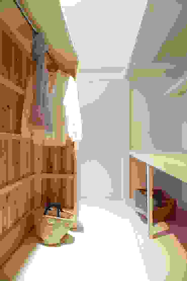 Apartment in Gakuemmae Mimasis Design／ミメイシス デザイン モダンデザインの ドレッシングルーム 木 白色