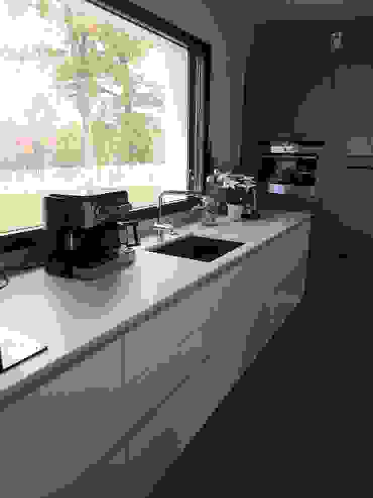 CUISINE BLANCHE AVEC PLAN DE TRAVAIL ET ILOT EN DEKTON ...