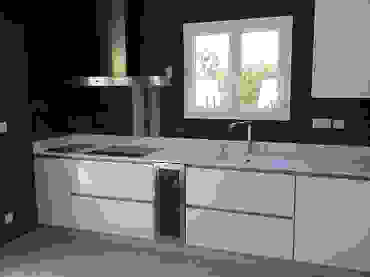 Cuisine Blanche Avec Plan De Travail En Quartz Silestone Blanco Zeus Homify