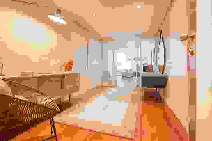 ShiStudio Interior Design Pasillos, vestíbulos y escaleras de estilo escandinavo