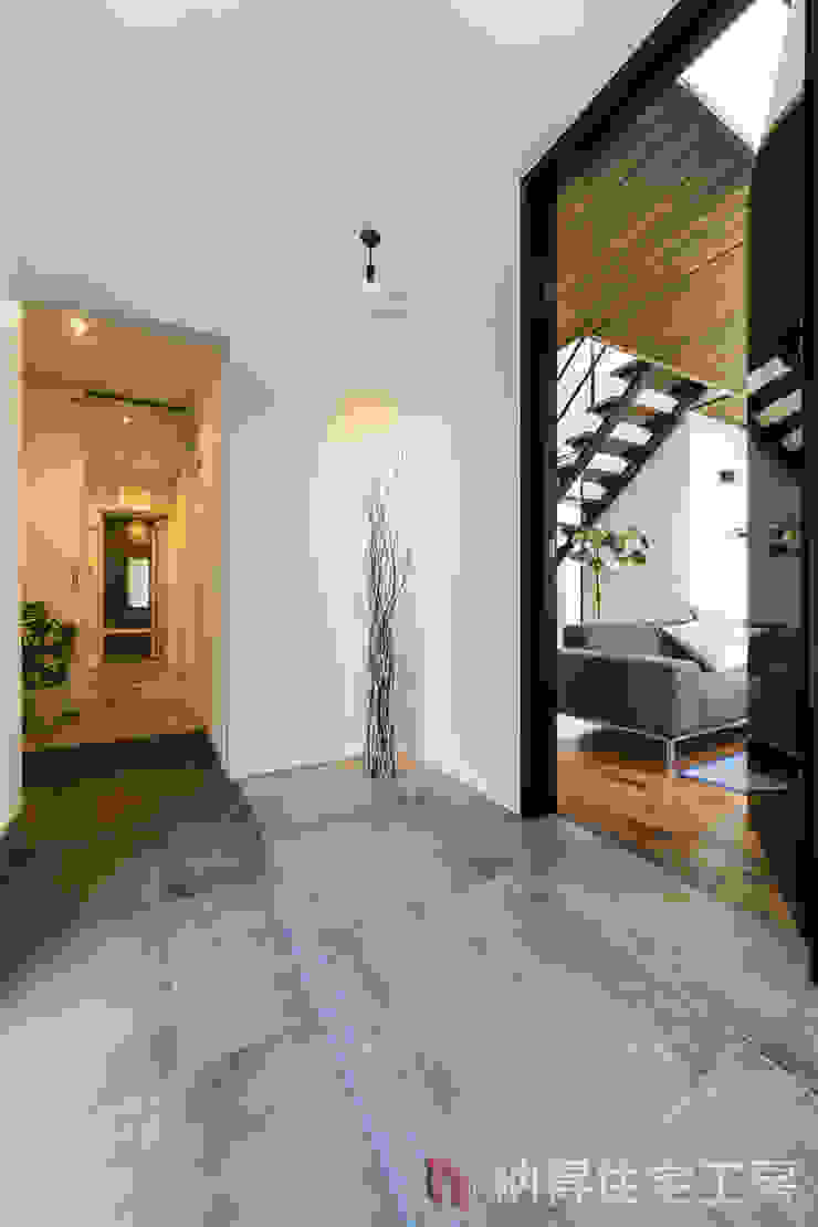 素材に住まう 色 形 素材を遊ぶ おしゃれモダンな家 Homify