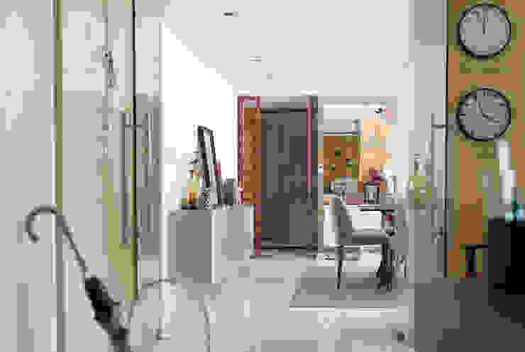 Entrada - Sala - Apartamento T2 em Cascais - SHI Studio Interior Design ShiStudio Interior Design Corredores, halls e escadas ecléticos Madeira Acabamento em madeira cascais,shistudio,interior design,entrada,sala,decoração,sheila moura azevedo,shi studio,hall,porto,matosinhos,interior
