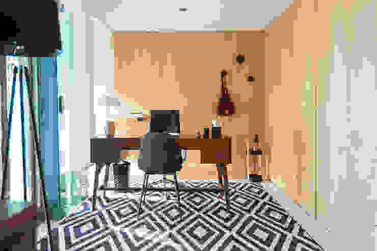 Escritório - Apartamento T2 em Cascais - SHI Studio Interior Design ShiStudio Interior Design Espaços de trabalho ecléticos escritorio,sheila moura azevedo,shistudio,shi studio,cascais,apartamento,interior design,cores quentes