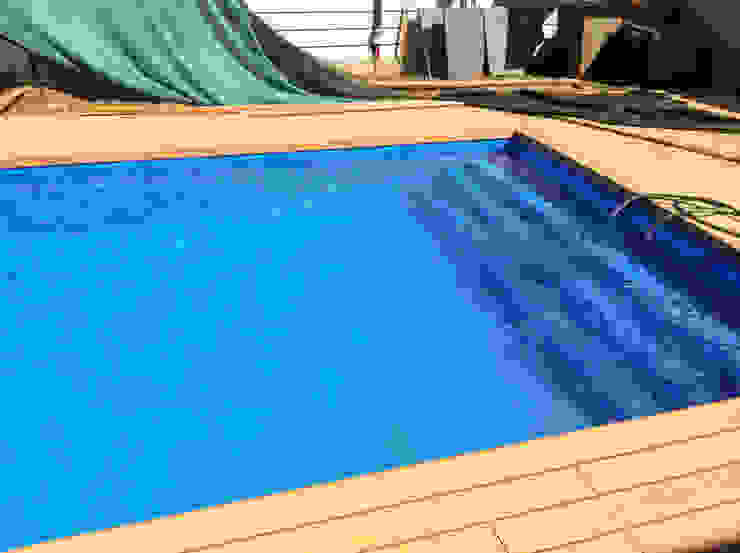 Piscina con deck instalado homify Piscinas de jardín Concreto reforzado Azul