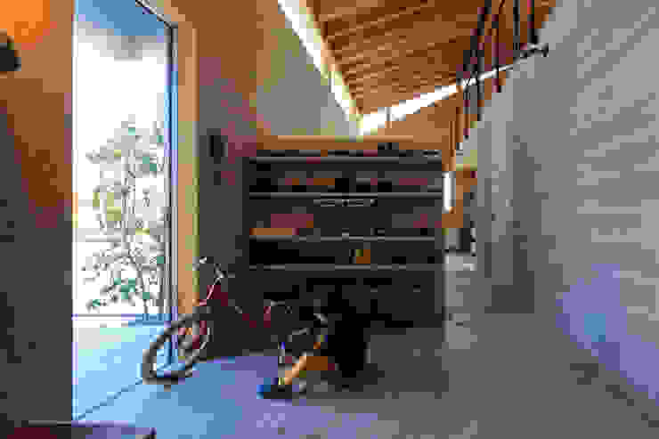 玄関 ㈱ライフ建築設計事務所 モダンスタイルの 玄関&廊下&階段
