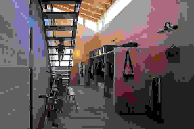 ホール ㈱ライフ建築設計事務所 モダンスタイルの 玄関&廊下&階段