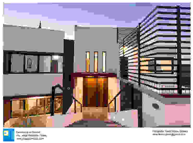 Iluminación Entrada principal René Flores Photography Casas modernas