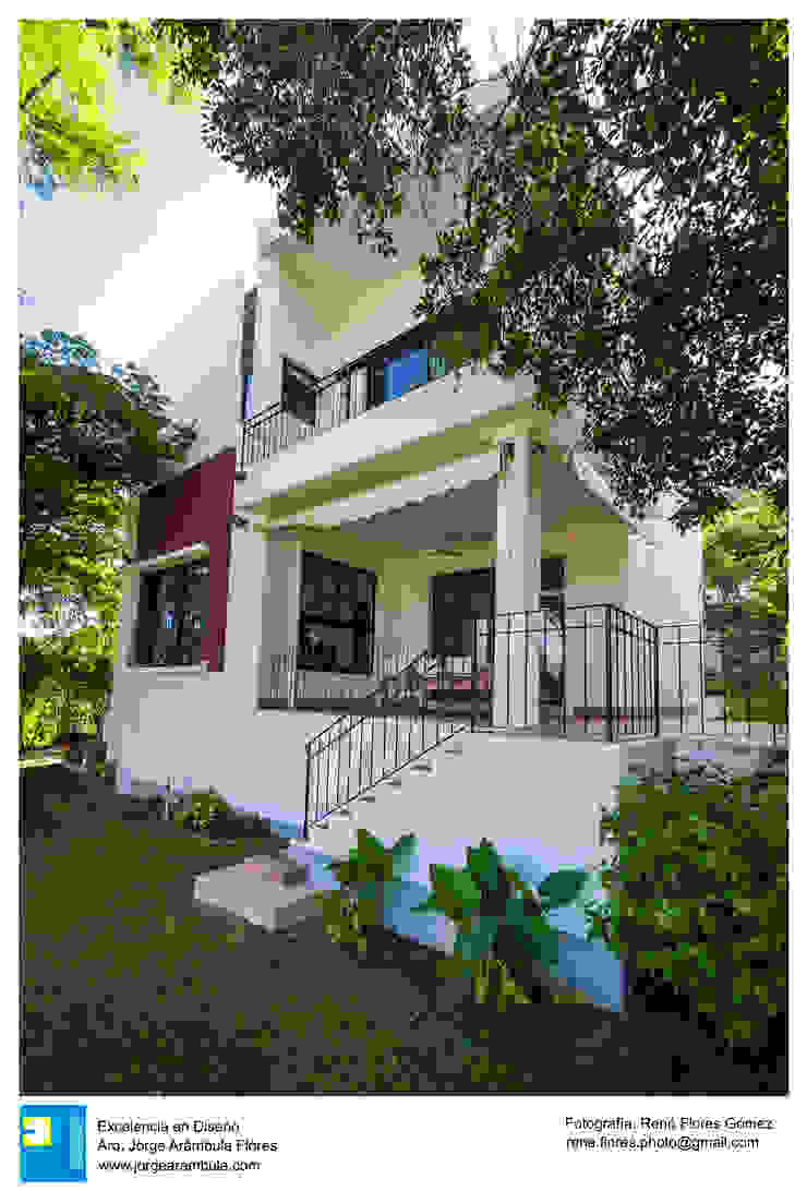 Fachada y jardín posterior René Flores Photography Casas modernas