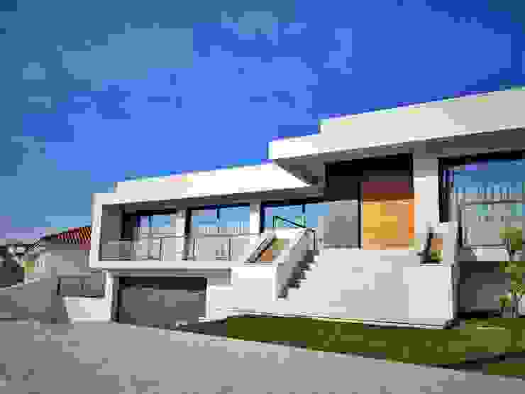 CASA BAPTISTA, Jesus Correia Arquitecto Jesus Correia Arquitecto Moderne Häuser Ziegel Weiß