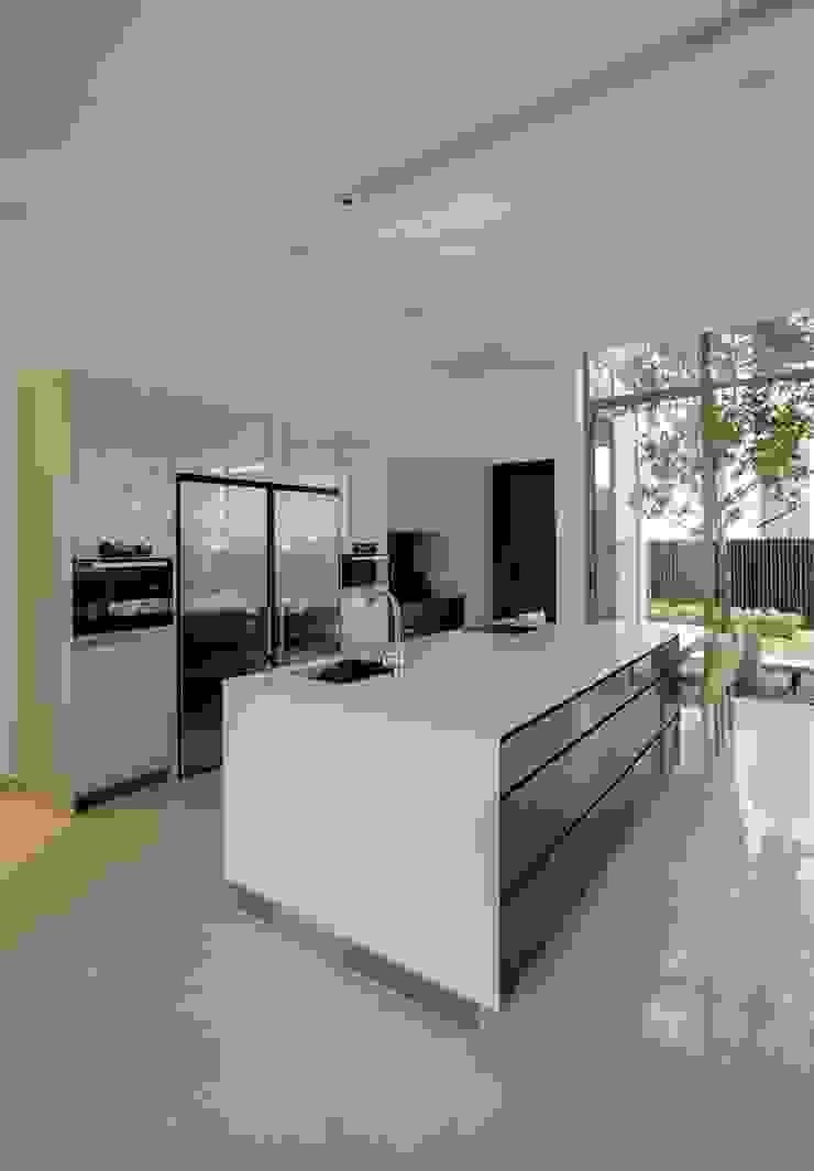 4 Connecting Voids House at 21 Jalan Mariam , Lim Ai Tiong (LATO) Architects Lim Ai Tiong (LATO) Architects Modern kitchen