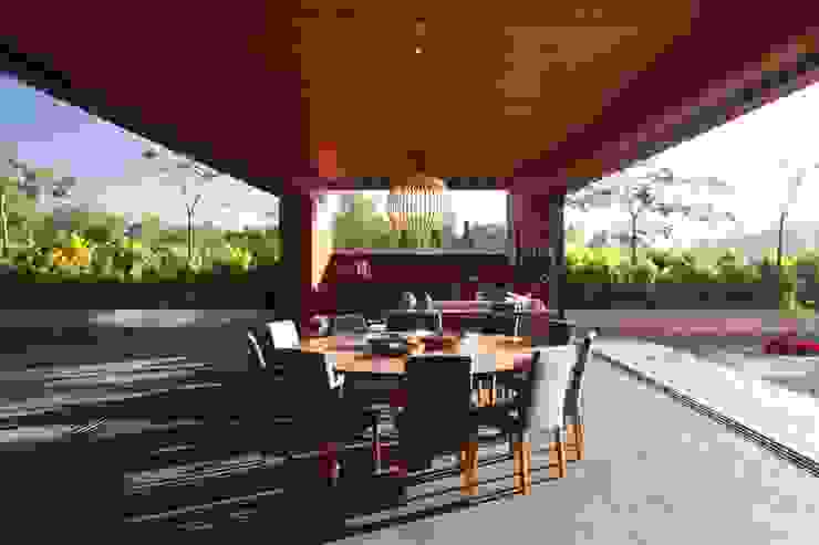 RED HOUSE Hernandez Silva Arquitectos بلكونة أو شرفة