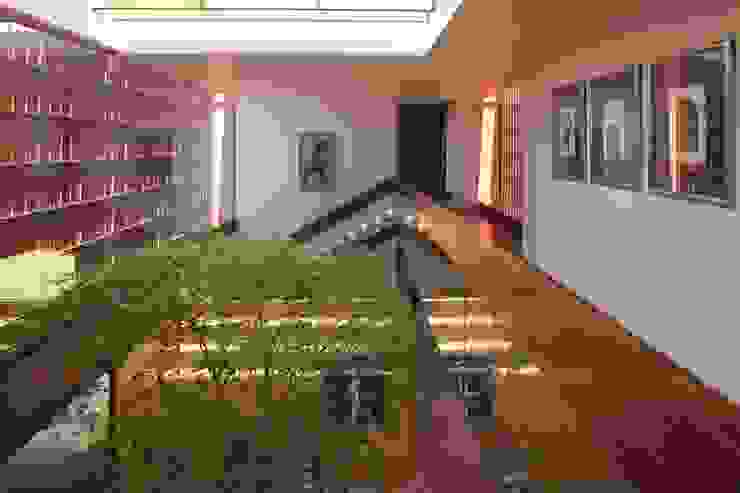 RED HOUSE Hernandez Silva Arquitectos الممر الحديث، المدخل و الدرج
