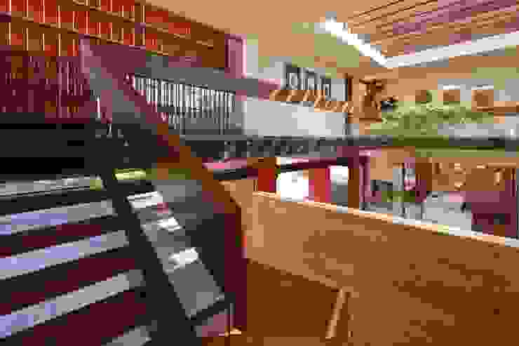 RED HOUSE Hernandez Silva Arquitectos الممر الحديث، المدخل و الدرج