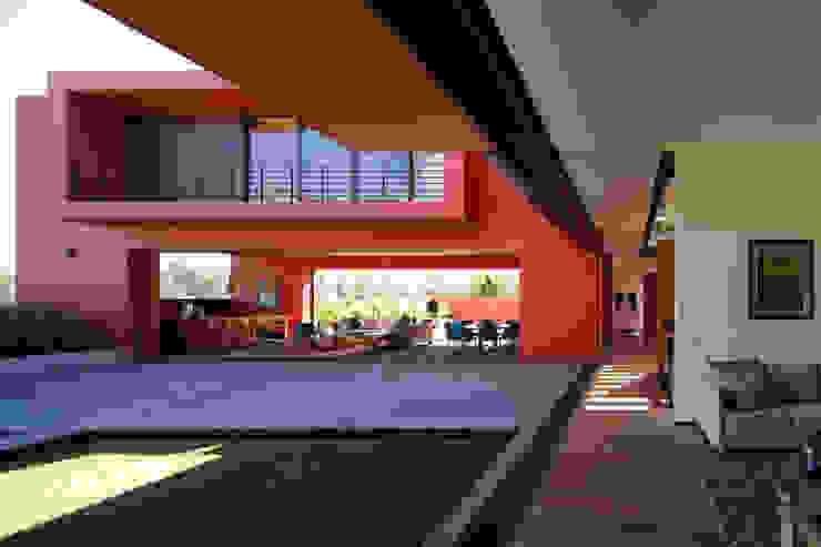 RED HOUSE Hernandez Silva Arquitectos منازل