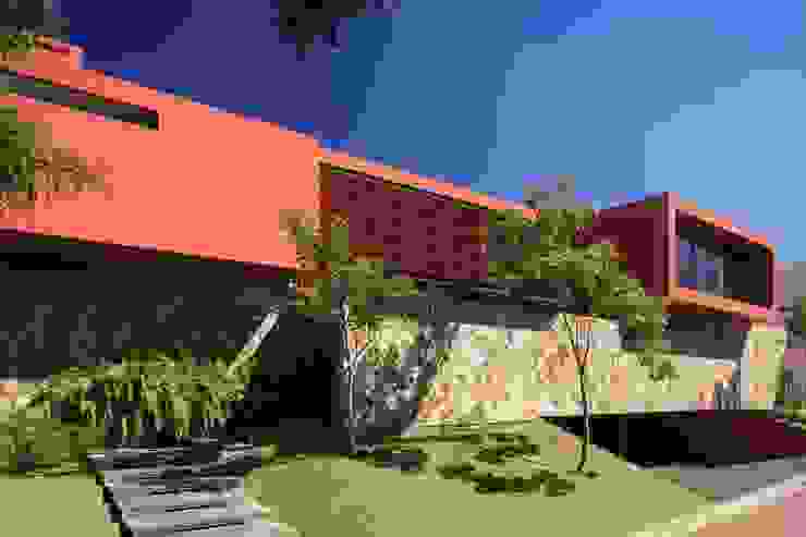 RED HOUSE Hernandez Silva Arquitectos منازل