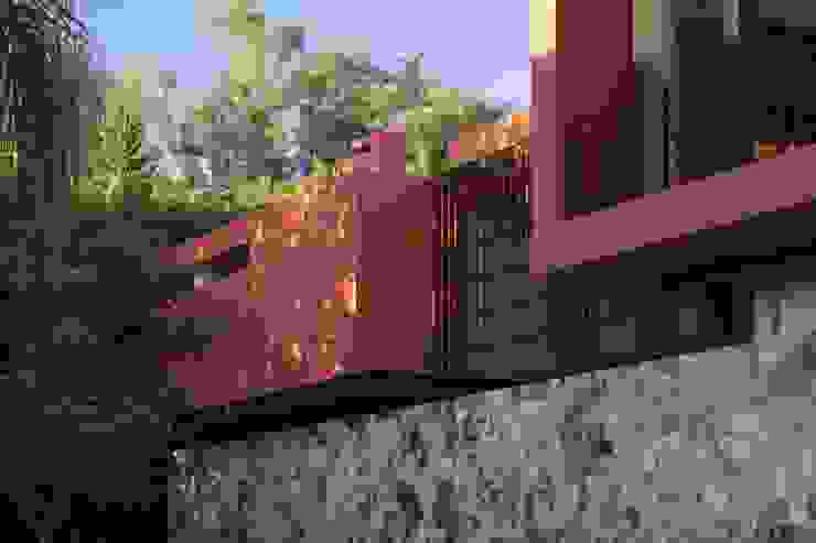 RED HOUSE Hernandez Silva Arquitectos منازل