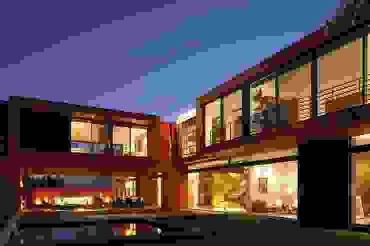 RED HOUSE Hernandez Silva Arquitectos منازل