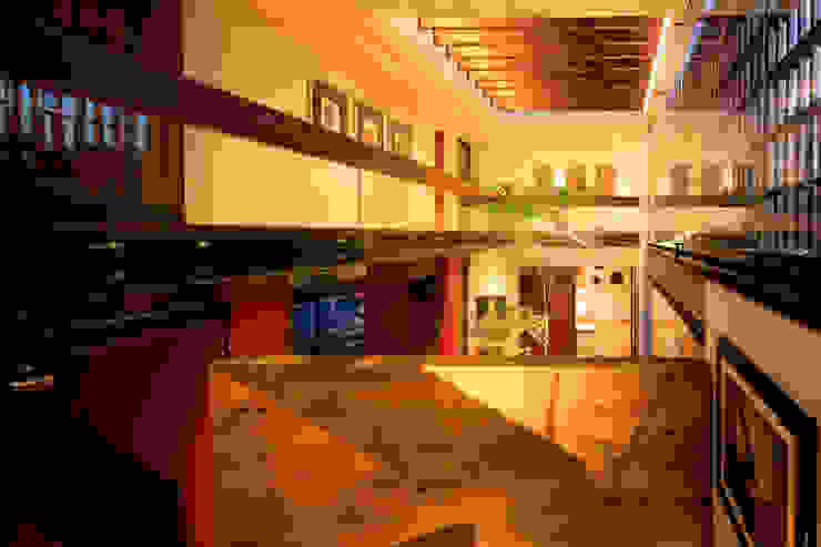 RED HOUSE Hernandez Silva Arquitectos الممر الحديث، المدخل و الدرج