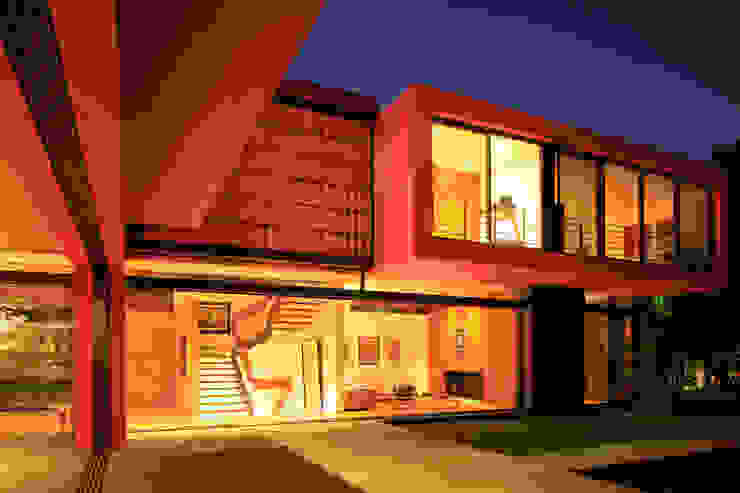 RED HOUSE Hernandez Silva Arquitectos منازل