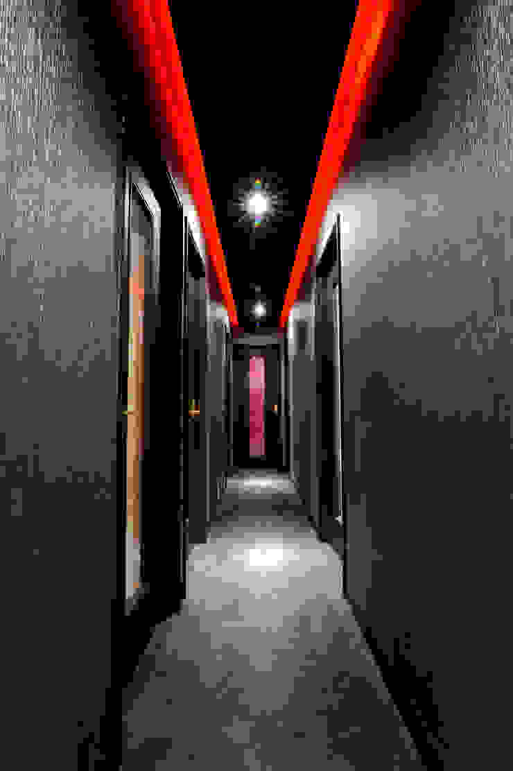 Tokyo - Bar Interior Design Yunhee Choe راهرو مدرن، راهرو و راه پله کاشی Black