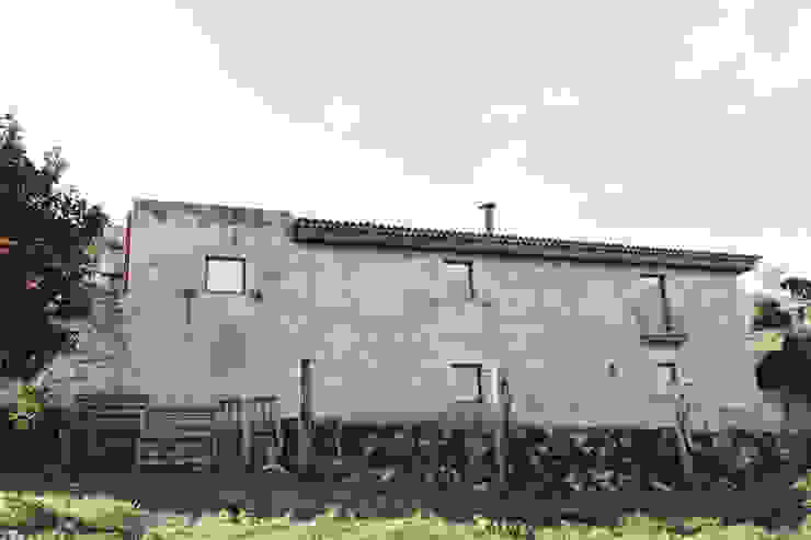 Casas minimalistas de Atelier Vyasa Minimalista Piedra
