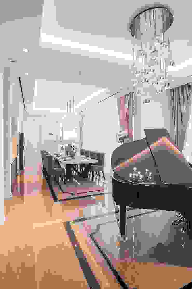 PRIVATE RESIDENTIAL @ NAVAPARK, BSD CITY, TANGERANG, INDONESIA, PT. Dekorasi Hunian Indonesia (DHI) PT. Dekorasi Hunian Indonesia (DHI) Ruang Makan Modern piano,dining room,kitchen,architect,interior design,luxurious,elegant