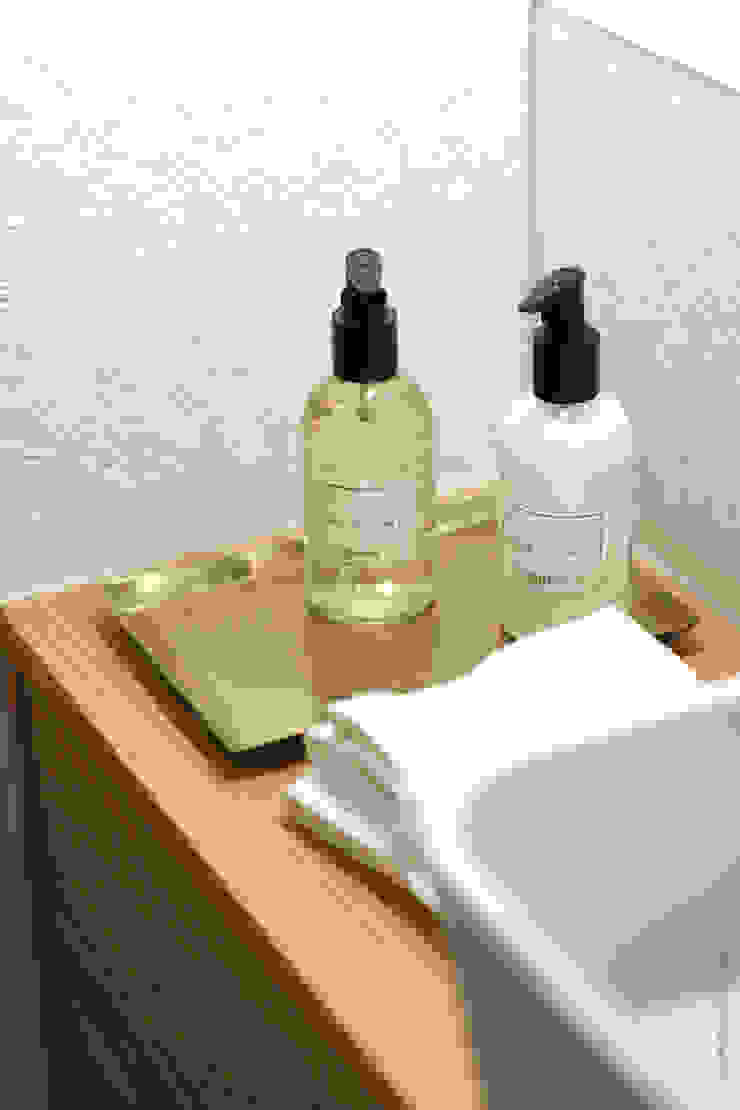 Catarina Batista Studio Baños de estilo escandinavo