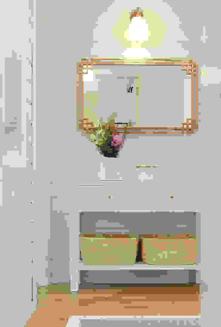 Catarina Batista Studio Pasillos, vestíbulos y escaleras de estilo escandinavo