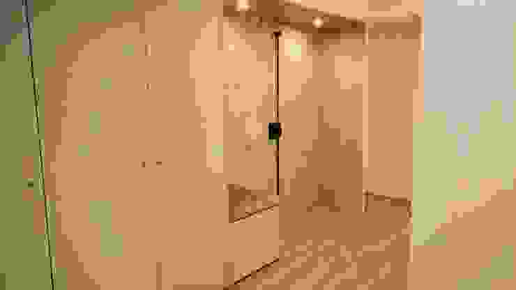 Pasillos, vestíbulos y escaleras modernos de C evolutio Lda Moderno