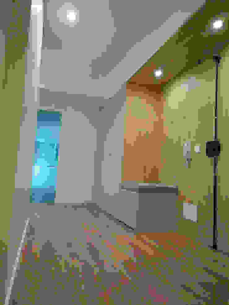 Pasillos, vestíbulos y escaleras modernos de C evolutio Lda Moderno