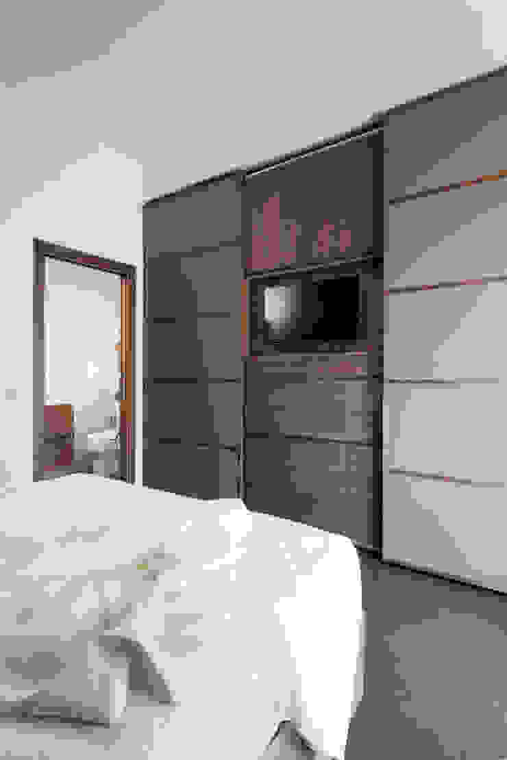 Armadio manuarino architettura design comunicazione Camera da letto moderna Legno Marrone armadio,bagno