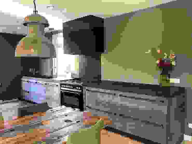 Keuken van Barnwood met apparatuur van Bosch en STEEL, RestyleXL RestyleXL Country style kitchen Wood Wood effect