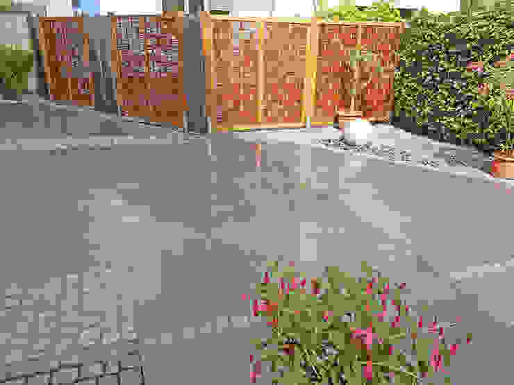 Terrasse Mit Granitplatten Pflaster Und Sichtschutzplatten Aus Naturstein By Npr Natursteinpark Ruhr Gmbh Homify