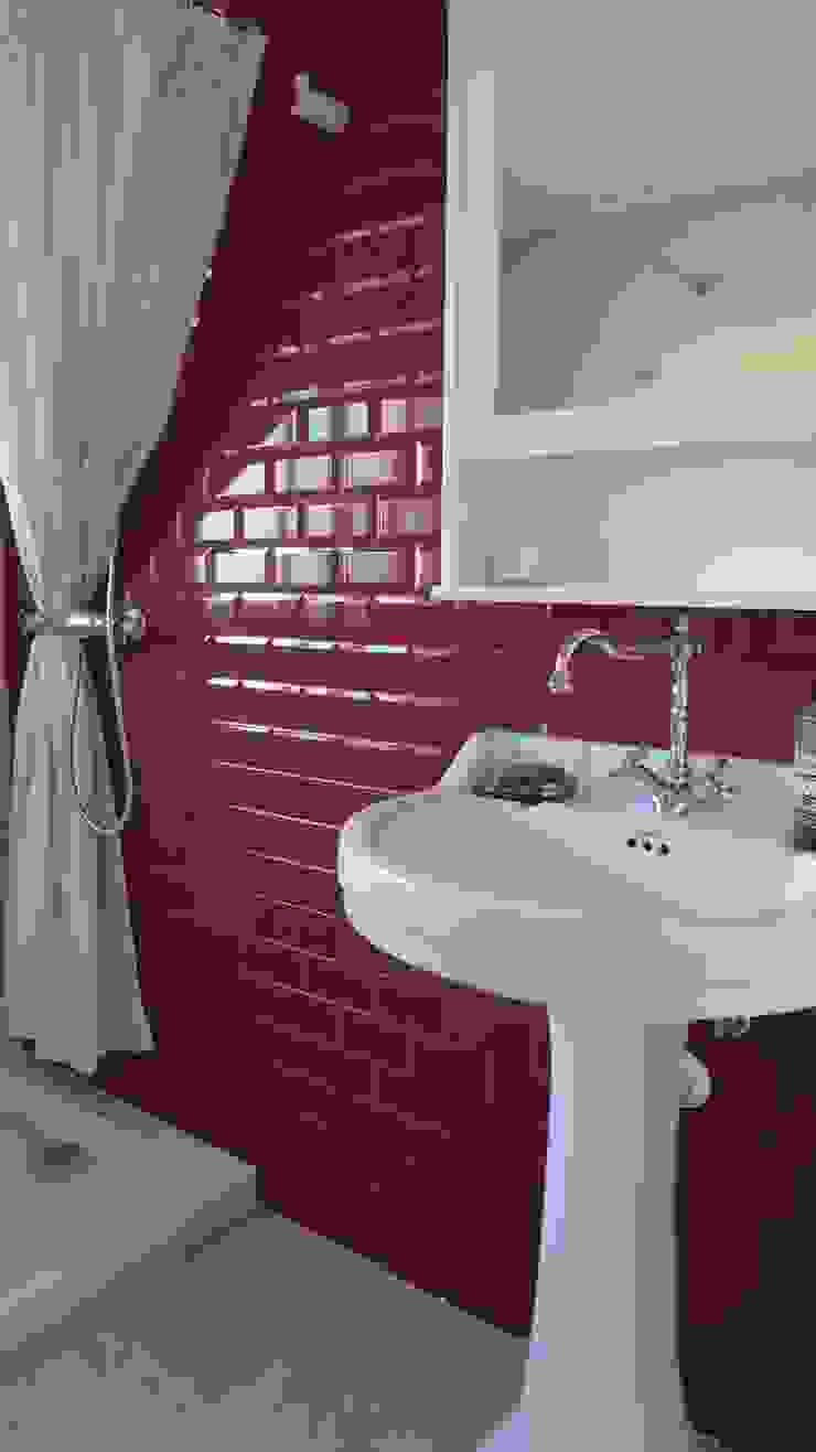 Baño de cortesía. MUMARQ ARQUITECTURA E INTERIORISMO Baños de estilo rústico Rojo vintage,mobiliario para el cuarto de baño
