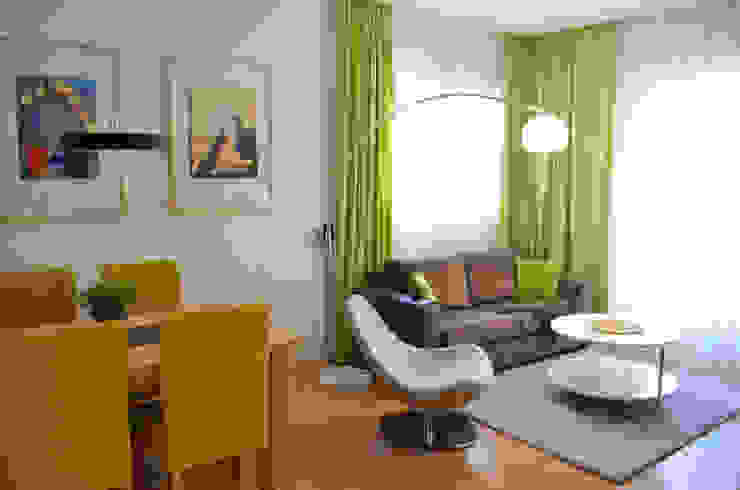 ​Ferienwohnung in Berlin-Moabit Interiordesign & Styling Moderne Wohnzimmer Grün Wohnzimmer,Ferienwohnung,Esszimmer,grün,Stehlampe,Interior,Interiordesign,julianekopelent