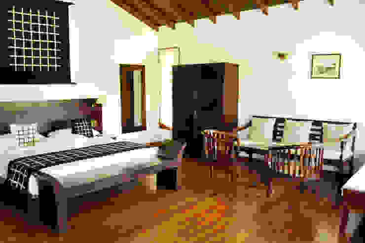 Weligama Bay Resort in Sri Lanka Interiordesign & Styling Gewerbeflächen Holz Braun Schlafzimmer,Hotel,Teakholz,Holzbett,Sitzbank,Kolonial,Hotels