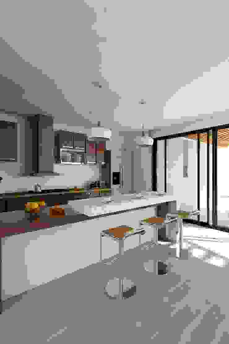 Kiuva arquitectura y diseño Einbauküche Marmor Weiß