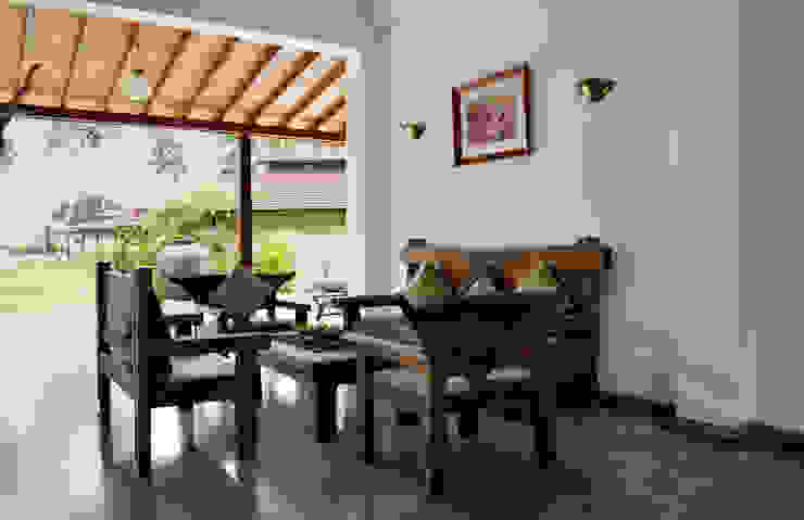 Weligama Bay Resort in Sri Lanka Interiordesign & Styling Gewerbeflächen Holz Braun Teakholz,Sri Lanka,Hotel,Wartebereich,Empfang,Kolonialstil,Möbel,Sitzbank,Holzbank,Hotels