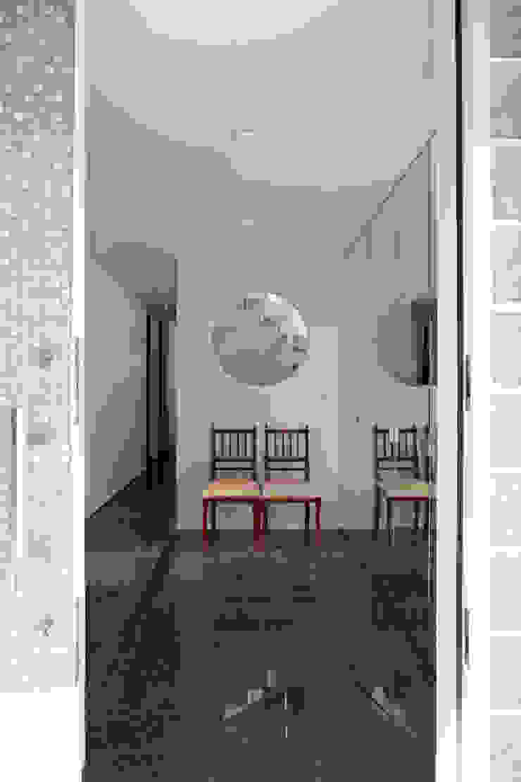 ひかりを組み込む家, 設計事務所アーキプレイス 設計事務所アーキプレイス モダンスタイルの 玄関&廊下&階段 タイル ブラウン