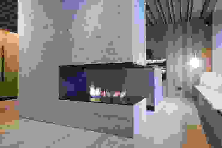 Cortina | Italy, GlammFire GlammFire クラシックデザインの リビング