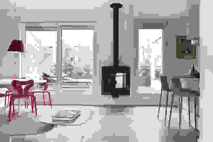 Soggiorno Filippo Colombetti, Architetto Soggiorno moderno Bianco Camino sospeso, Panca a cassettoni, tavolo anni 40, vetrate sul terrazzo, parquet in rovere, faretti ad incasso, cucina a vista, pareti grigie, spazi fluidi.