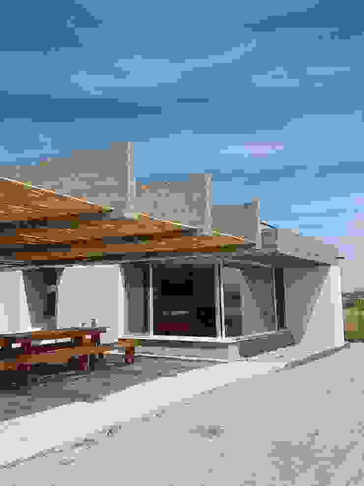 CASA DE LA PIEDRA CHIU-CHIU, II REGIÓN DE ANTOFAGASTA, RH+ ARQUITECTOS RH+ ARQUITECTOS Balcones y terrazas modernos Bambú Multicolor TERRAZA,VENTANAL ESQUINERO,VIGAS EN VOLADO,HORMIGON VISTO