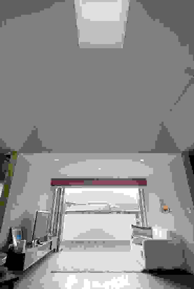 chimney, nest nest モダンデザインの リビング
